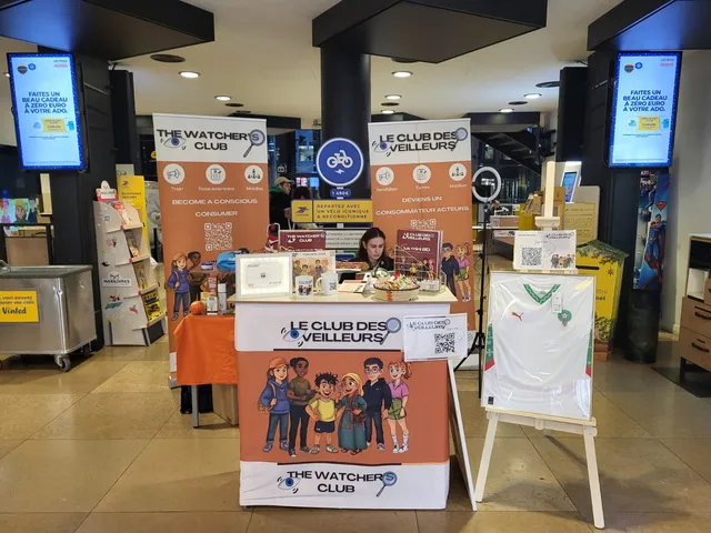 Le stand du Club des Veilleurs à La Poste Paris Louvre