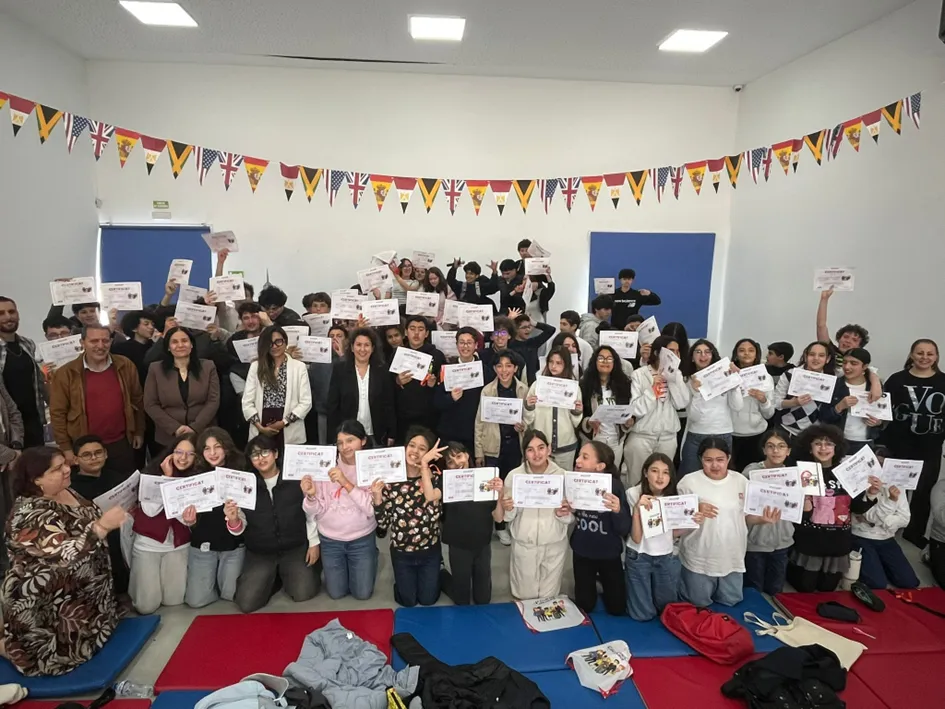 Des élèves en Tunisie avec leurs affiches